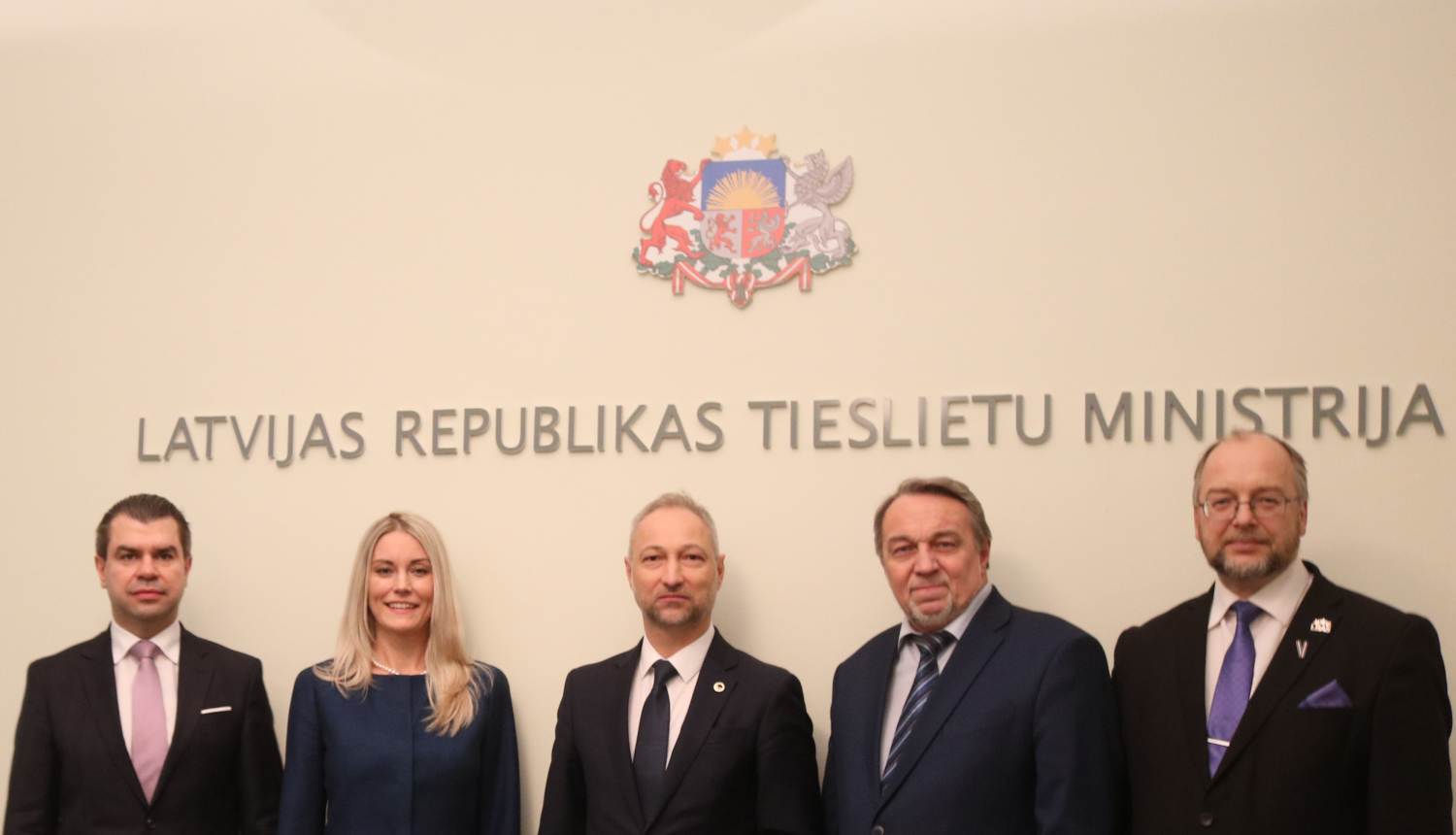Tieslietu ministrs un arodbiedrības apspriež tiesu darbinieku atalgojuma reformu