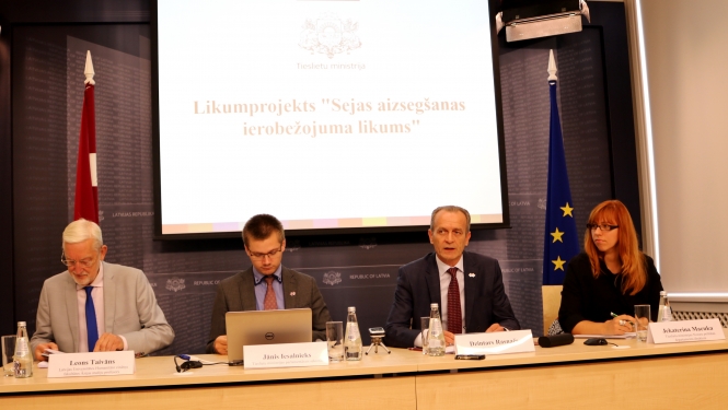 Valsts sekretāru sanāksmē izsludina likumprojektu "Sejas aizsegšanas ierobežojuma likums"