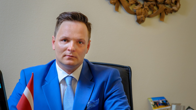 Par Tieslietu ministrijas valsts sekretāru apstiprināts Raivis Kronbergs