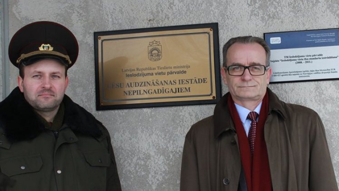Tieslietu ministrs Dzintars Rasnačs apmeklē ieslodzījuma vietas Valmierā un Cēsīs