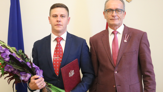 Tieslietu ministrs apstiprina amatā zvērināta notāra palīgu