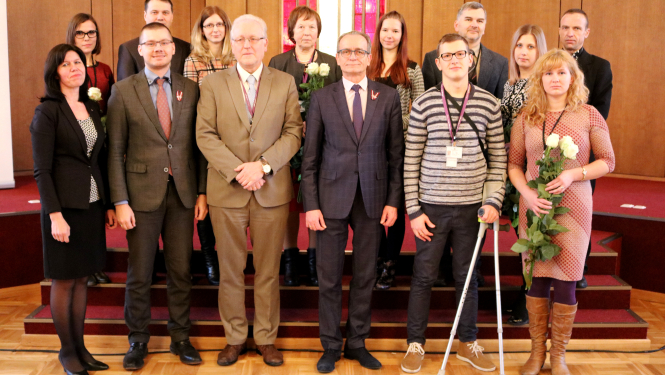 Tieslietu ministrs pasniedz darba apliecības jaunajiem Valsts valodas centra sabiedriskajiem palīgiem