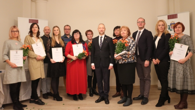 Apbalvoti akcijas "Latviešu valodai draudzīga vide" laureāti