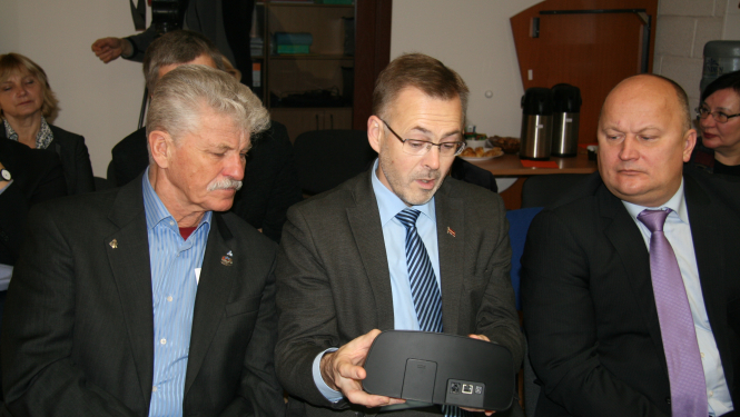 Deputāti iepazīstas ar notiesāto elektroniskās uzraudzības ieviešanas gaitu un aprīkojumu
