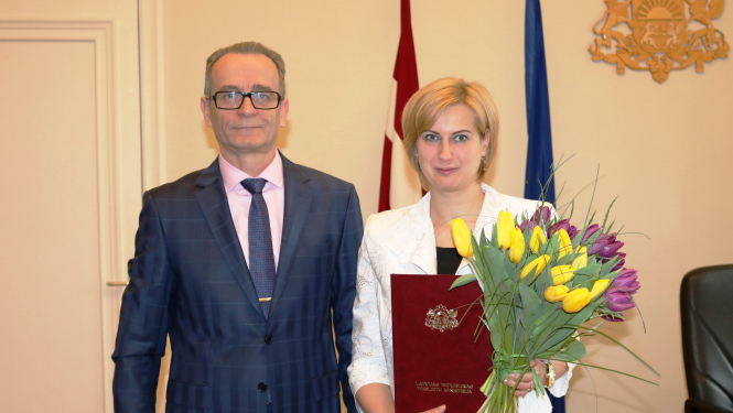 Tieslietu ministrs apstiprina amatā zvērināta notāra palīdzi