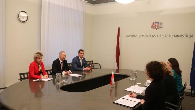 Tieslietu ministrs ar Polijas vēstnieci pārrunā ciešākas sadarbības iespējas tieslietu jomā