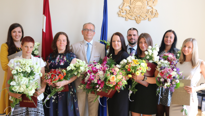 Tieslietu ministrs pieņem astoņu zvērinātu tiesu izpildītāju palīgu svinīgo solījumu