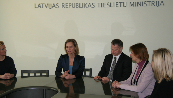 Tieslietu ministre sasauc pirmo sanāksmi