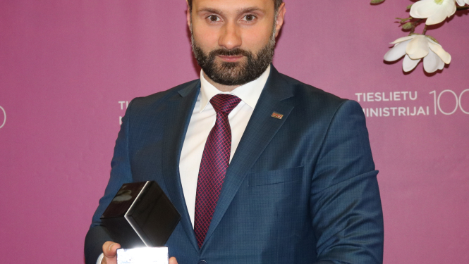 Tieslietu ministra balvu par radošumu saņem VPD vadītājs Mihails Papsujevičs