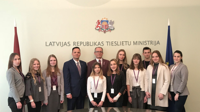 Ēnas iepazīstas ar tieslietu ministra un valsts sekretāra darbu