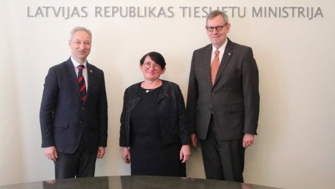 Tieslietu ministrs informē Vācijas un Francijas vēstniekus Latvijā par prioritātēm tieslietu nozares darba efektivizēšanai
