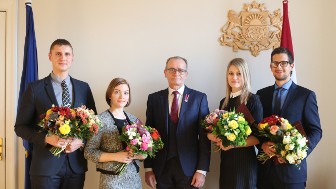 Tieslietu ministrs pieņem tiesu izpildītāju palīgu svinīgo solījumu