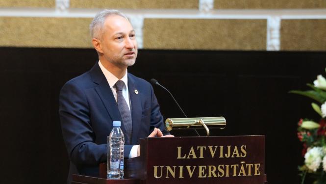 Tieslietu ministrs sveic Latvijas Universitātes Juridisko fakultāti simtgades jubilejā