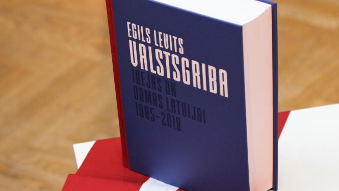 Tieslietu ministrs Jānis Bordāns sveic Egilu Levitu grāmatas "Valstsgriba" atklāšanā
