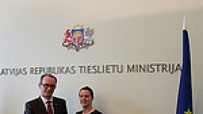Tieslietu ministrs ar Apvienotās Karalistes vēstnieci apspriež Latvijas bērnu interešu nodrošināšanu