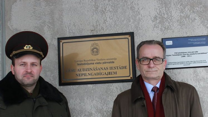 Tieslietu ministrs Dzintars Rasnačs apmeklē ieslodzījuma vietas Valmierā un Cēsīs