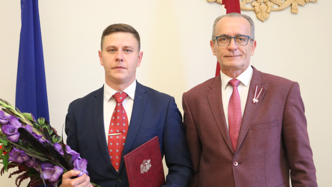 Tieslietu ministrs apstiprina amatā zvērināta notāra palīgu