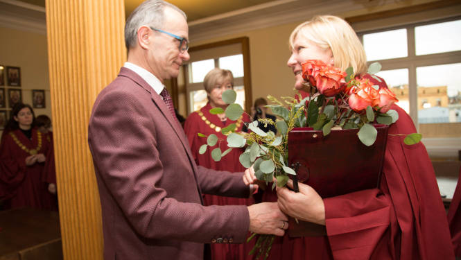 Tieslietu ministrs sveic Veroniku Krūmiņu ar ievēlēšanu AT departamenta priekšsēdētāja amatā