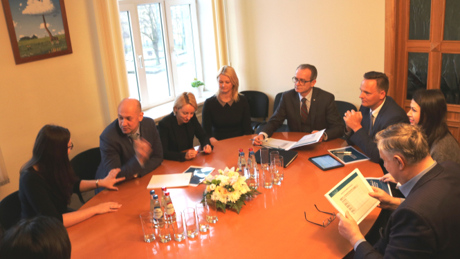 Tieslietu ministrs un tiesu izpildītāji apspriež piedziņas procesa modernizēšanu