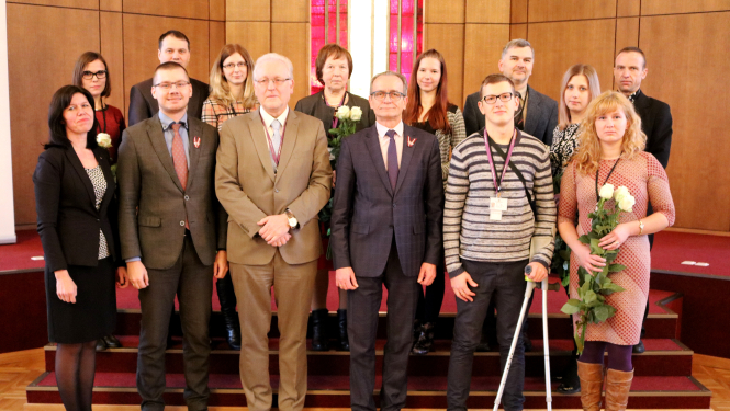 Tieslietu ministrs pasniedz darba apliecības jaunajiem Valsts valodas centra sabiedriskajiem palīgiem