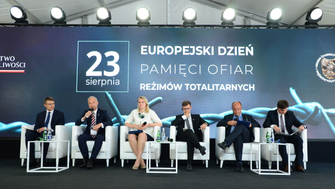 Tieslietu ministrs Varšavā piedalās totalitāro režīmu upuru piemiņas pasākumos