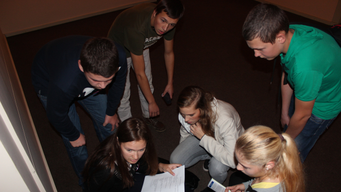 Atraktīvā komandu spēlē skolēni iepazīst tieslietu sistēmu