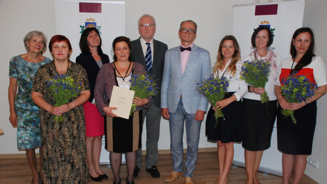 Tieslietu ministrs pasniedz darba apliecības nākamajiem Valsts valodas centra sabiedriskajiem palīgiem