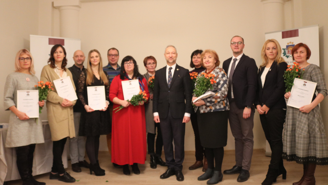 Apbalvoti akcijas "Latviešu valodai draudzīga vide" laureāti