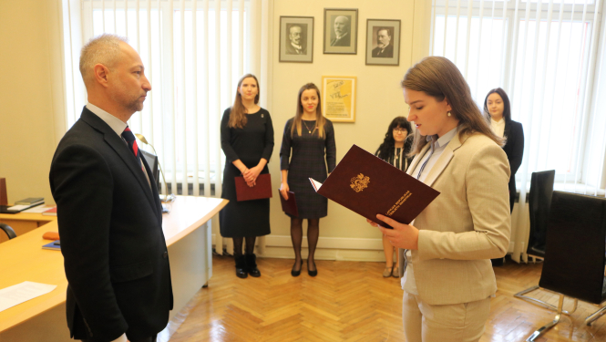 Tieslietu ministrs pieņem tiesu izpildītāju palīgu svinīgo solījumu