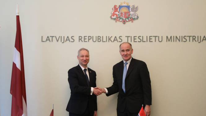 Tieslietu ministrs Jānis Bordāns tiekas ar Norvēģijas vēstnieku Latvijā Kristianu Ēdegoru