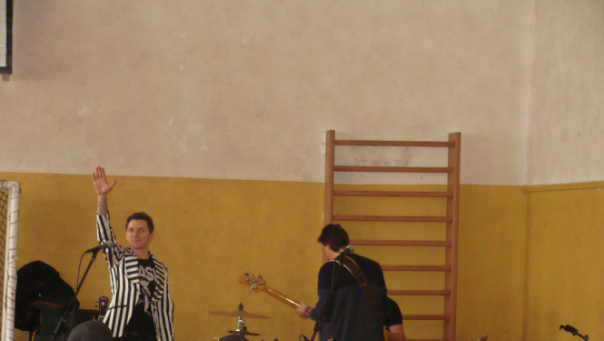 Miks Dukurs sniedz labdarības koncertu cietumā