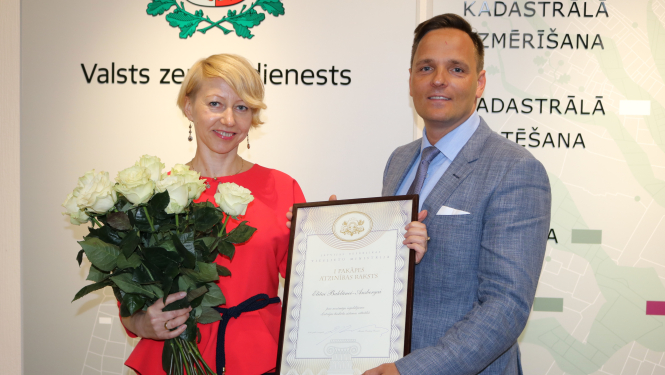Elita Baklāne - Ansberga saņem Tieslietu ministrijas Atzinības rakstu