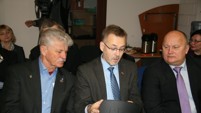 Deputāti iepazīstas ar notiesāto elektroniskās uzraudzības ieviešanas gaitu un aprīkojumu