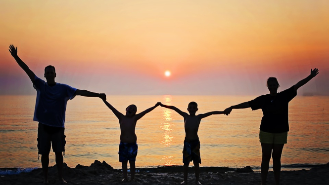 Tiešsaistē būs iespējams vērot bezmaksas lekciju un diskusiju kursu “Zinošas ģimenes – stipras ģimenes!”