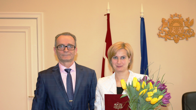 Tieslietu ministrs apstiprina amatā zvērināta notāra palīdzi