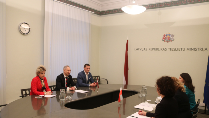 Tieslietu ministrs ar Polijas vēstnieci pārrunā ciešākas sadarbības iespējas tieslietu jomā