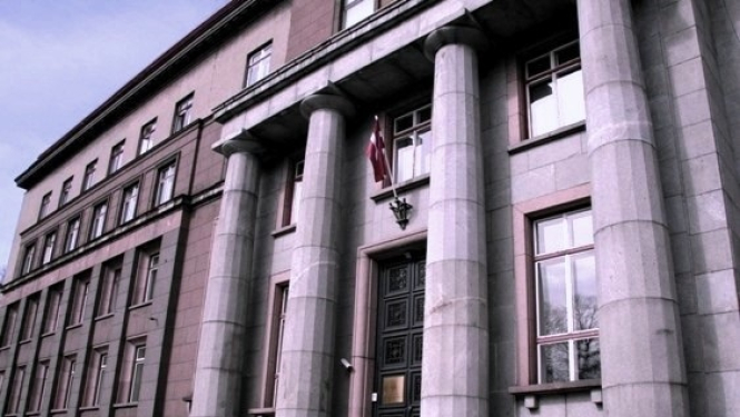 Slēgta galvenā ieeja Tieslietu ministrijā (Tērbatas ielas pusē). Ieeja Tieslietu ministrijā no Augstākās tiesas ieejas puses (Elizabetes ielas puse).