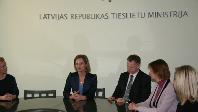 Tieslietu ministre sasauc pirmo sanāksmi