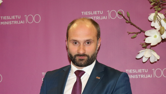 Tieslietu ministra balvu par radošumu saņem VPD vadītājs Mihails Papsujevičs