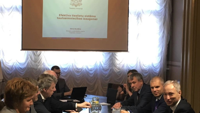 Tieslietu ministrs tiekas ar LTRK pārstāvjiem