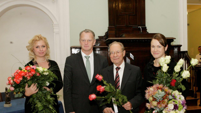 Gaidis Bērziņš sveic CPL komentāru grāmatas autoru Kalvi Torgānu un līdzautores Irēnu Kucinu un Dagniju Palčevsku