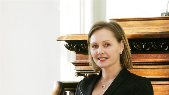 Tieslietu ministre Baiba Broka sveic autorus Jāni Plepu, Edgaru Pastaru un Ilzi Plakani grāmatas „Konstitucionālās tiesības” atvēršanas svētkos