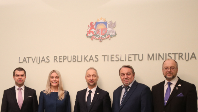 Tieslietu ministrs un arodbiedrības apspriež tiesu darbinieku atalgojuma reformu