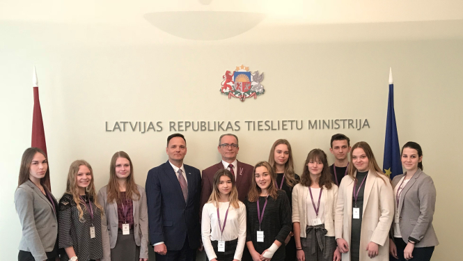 Ēnas iepazīstas ar tieslietu ministra un valsts sekretāra darbu