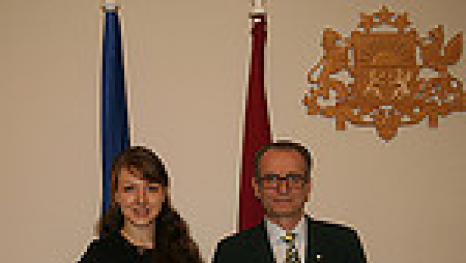 Tieslietu ministrs pieņem tiesu izpildītāja palīdzes svinīgo solījumu