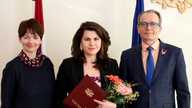 Tieslietu ministrs apstiprina amatā zvērināta notāra palīdzi