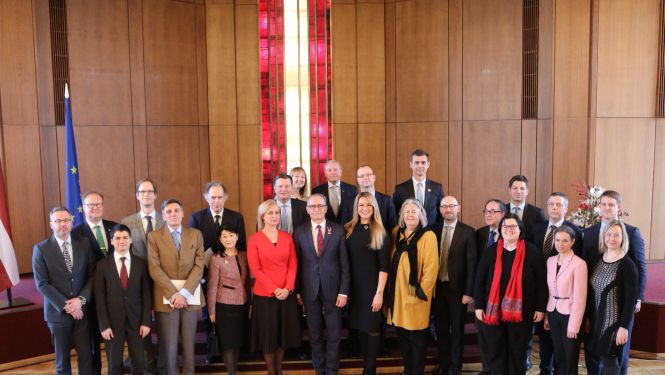 Ministrs Dzintars Rasnačs un TM amatpersonas informē ārvalstu diplomātus par reformām tieslietu sistēmā