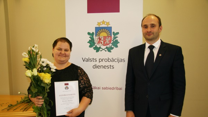 TM darbiniece saņem Valsts probācijas dienesta Atzinības rakstu