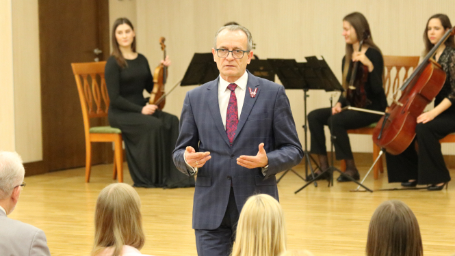 Apbalvoti akcijas „Latviešu valodai draudzīga vide” laureāti