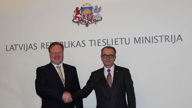 Tieslietu ministrs Dzintars Rasnačs informē Igaunijas vēstnieku par Latvijas prezidentūras ES Padomē prioritātēm tieslietās